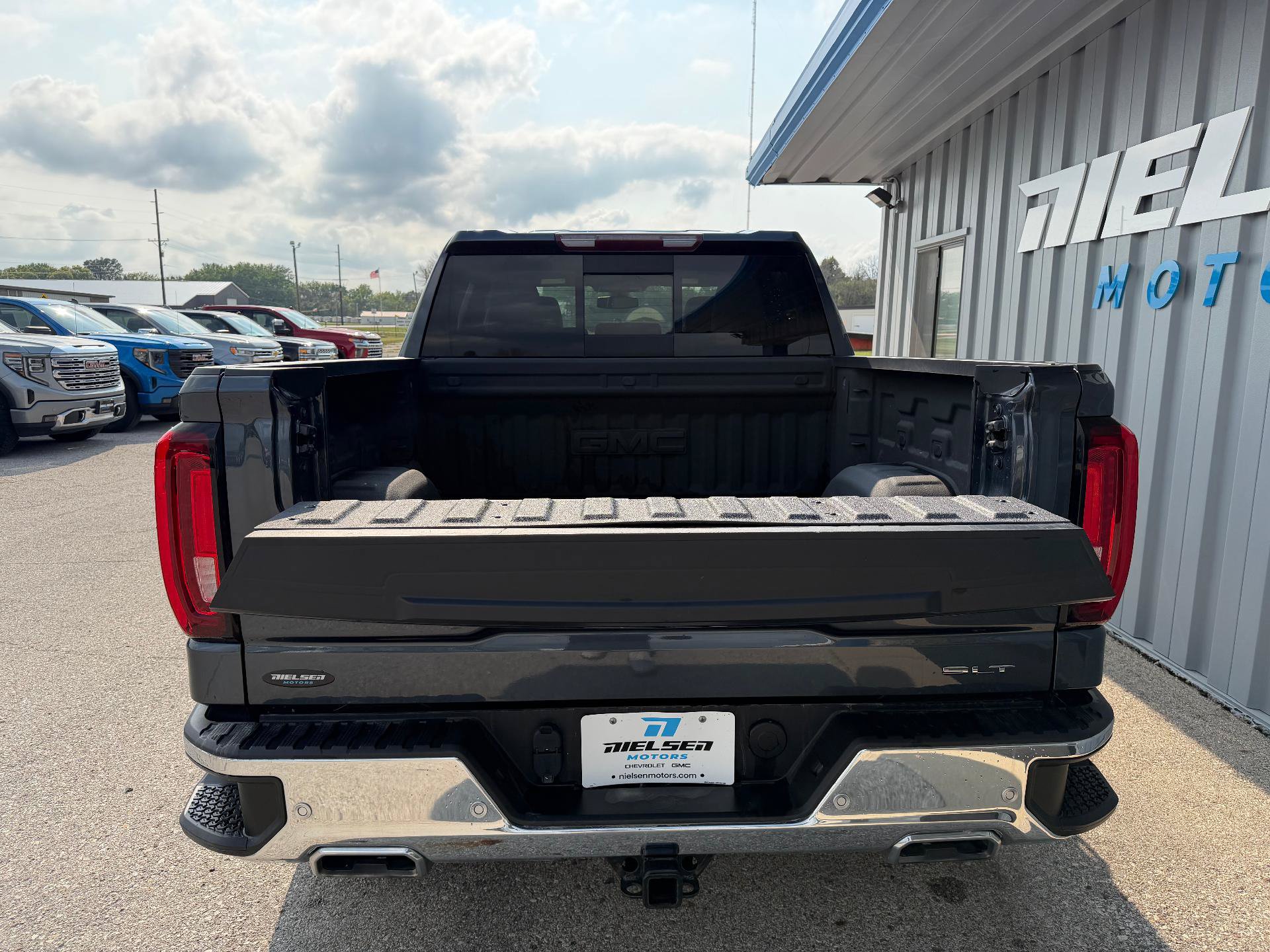 Used 2021 GMC Sierra 1500 SLT w/ SLT Premium Plus Package AWD/4WD image 8