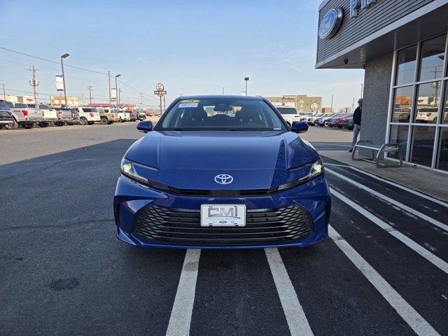 Used 2025 Toyota Camry LE image 3