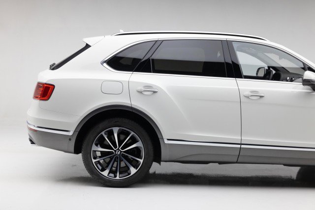Used 2017 Bentley Bentayga image 21