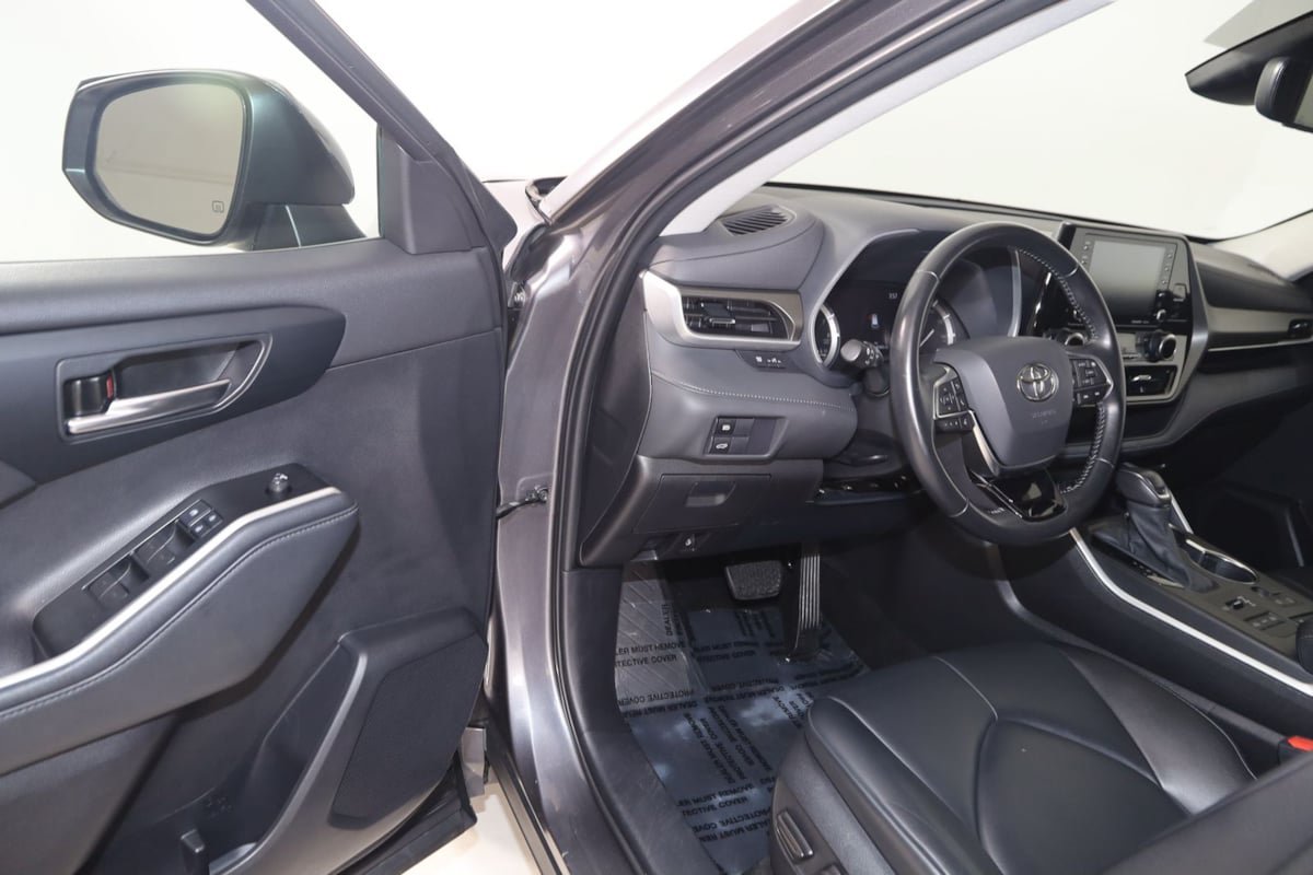 Used 2021 Toyota Highlander XLE AWD/4WD image 45