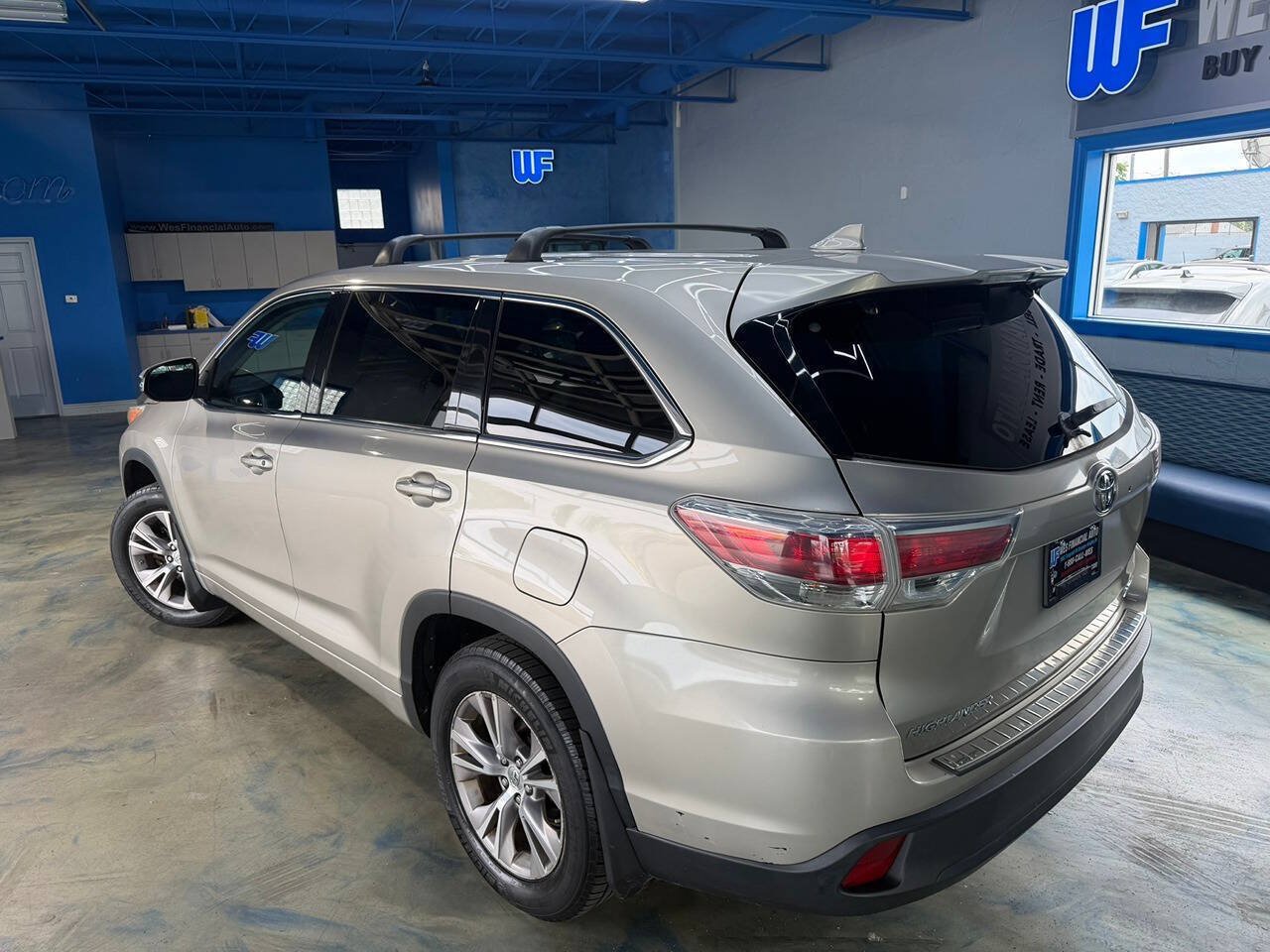 Used 2014 Toyota Highlander LE AWD/4WD image 3
