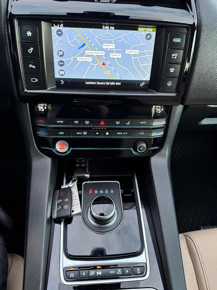 Used 2017 Jaguar F-PACE Premium image 25