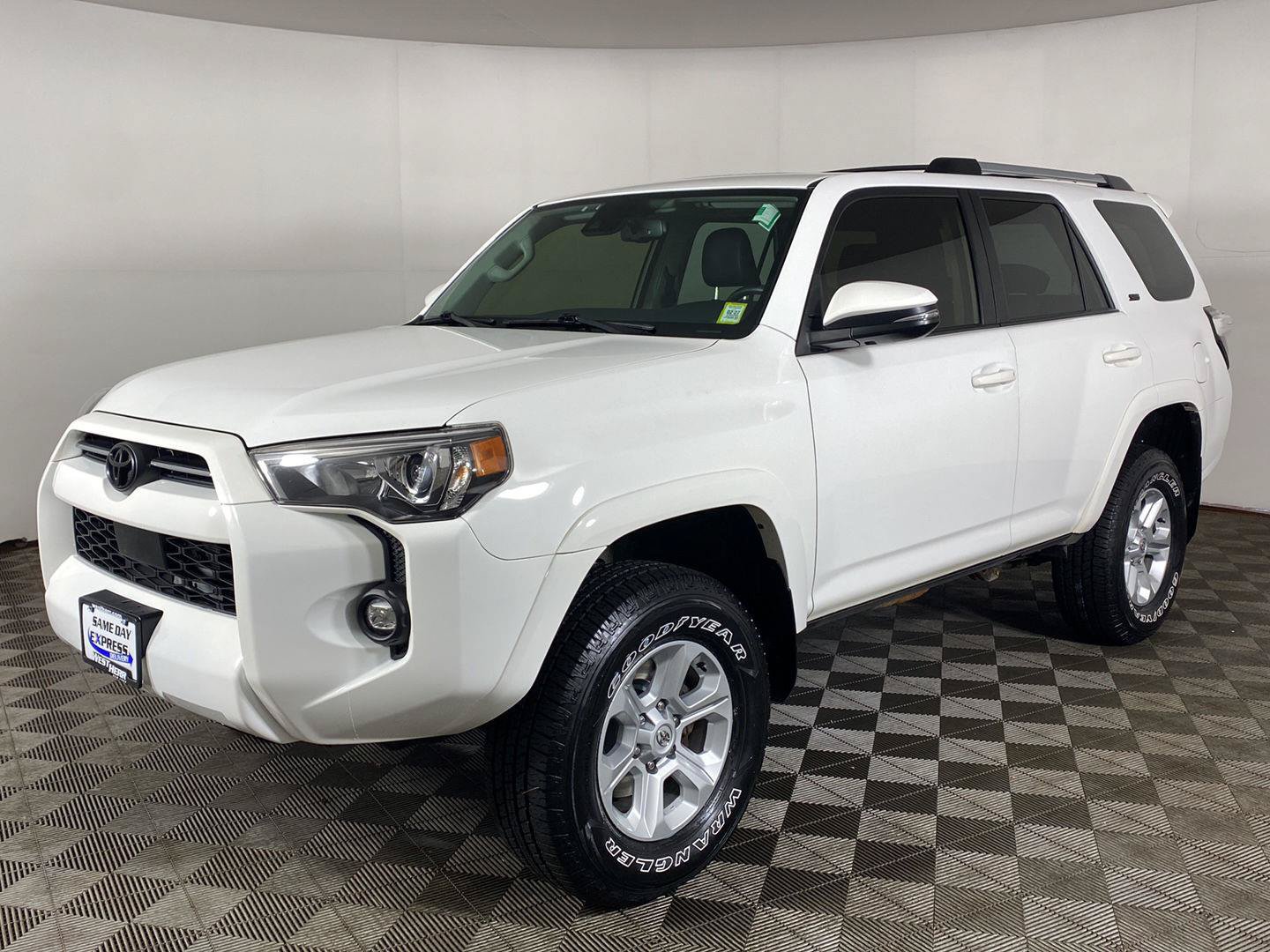 Used 2022 Toyota 4Runner SR5 Premium w/ Moonroof Package AWD/4WD image 3
