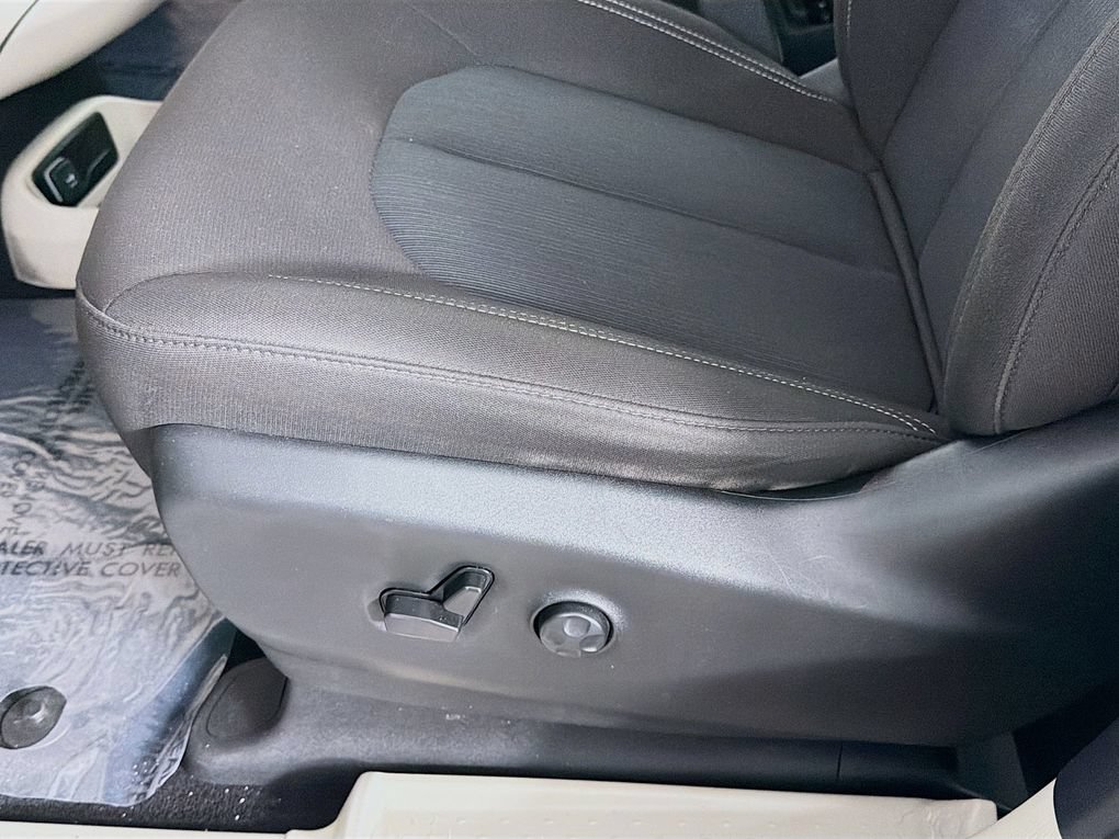 Used 2023 Chrysler Voyager LX FWD image 23