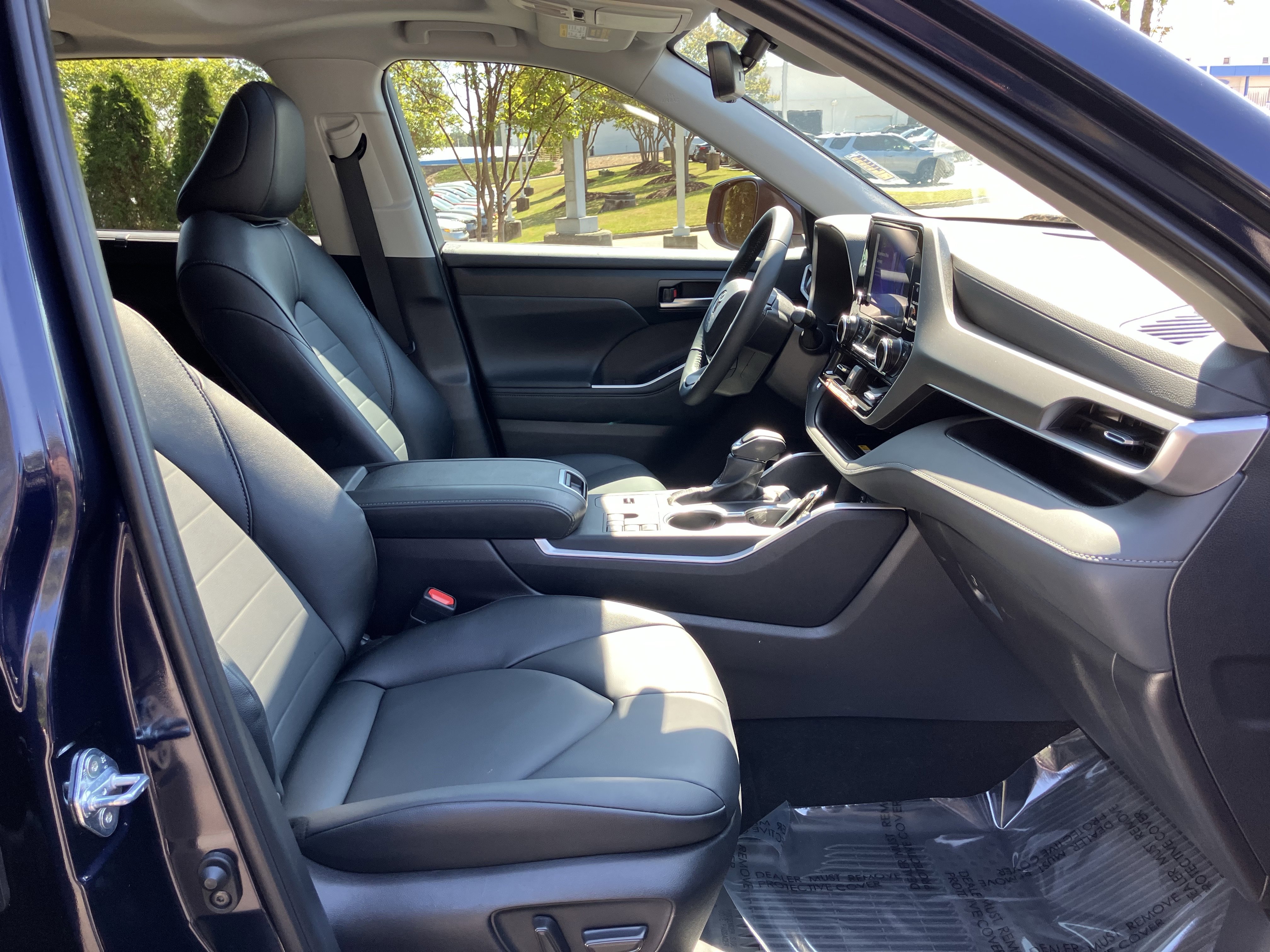 Used 2025 Toyota Highlander XLE FWD image 36