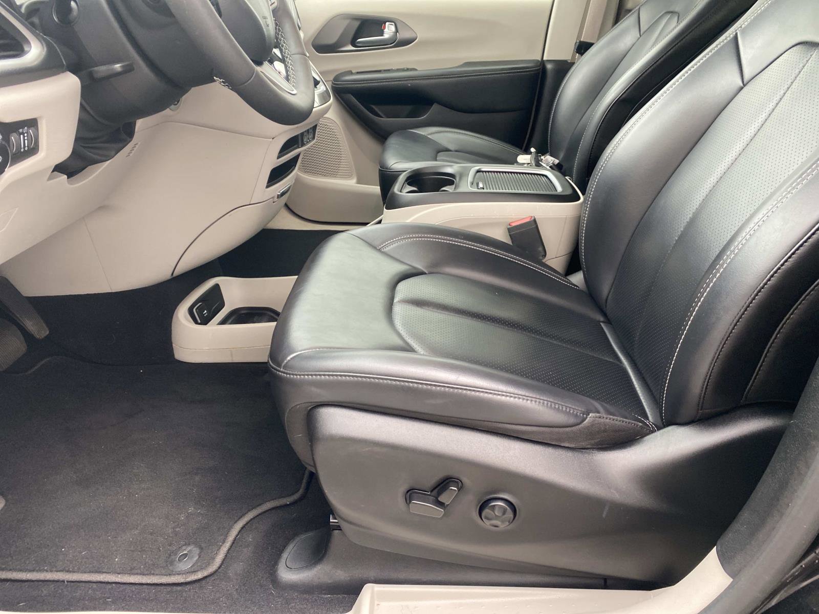 Used 2023 Chrysler Pacifica Touring-L image 17