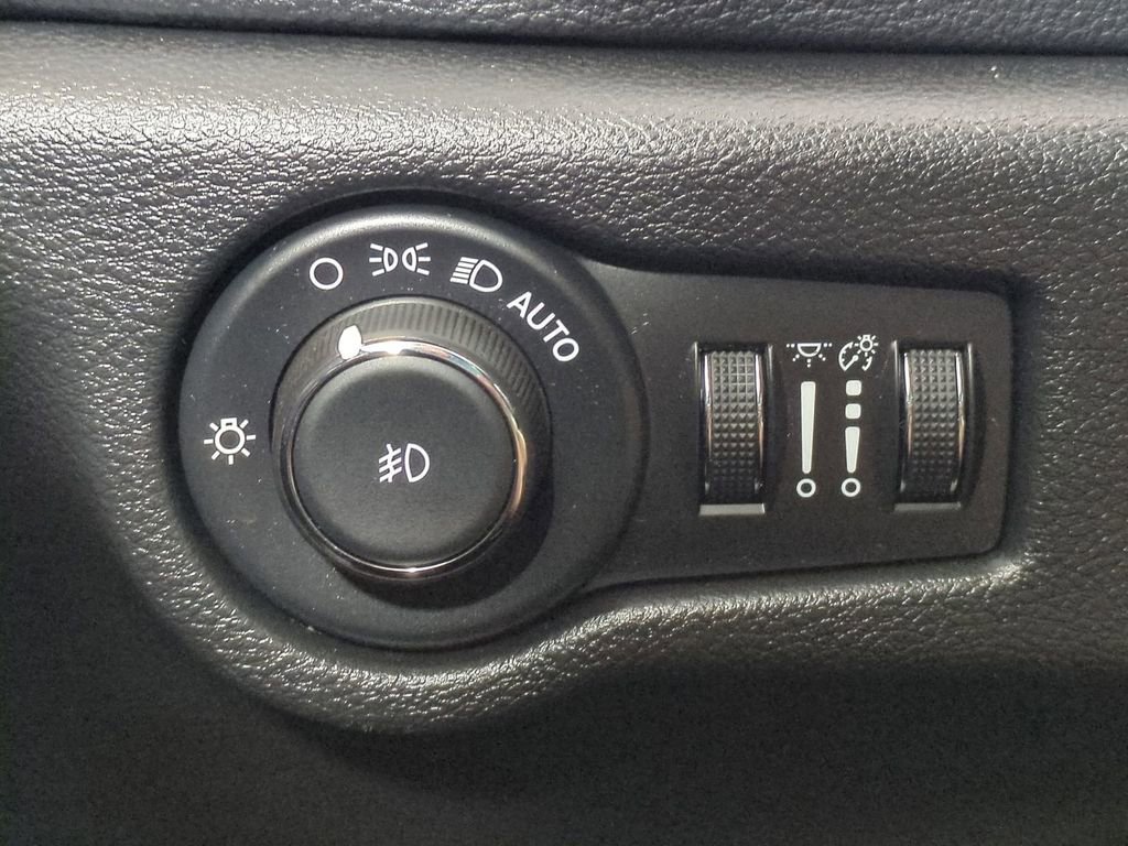 Used 2025 Chrysler Pacifica Limited image 30