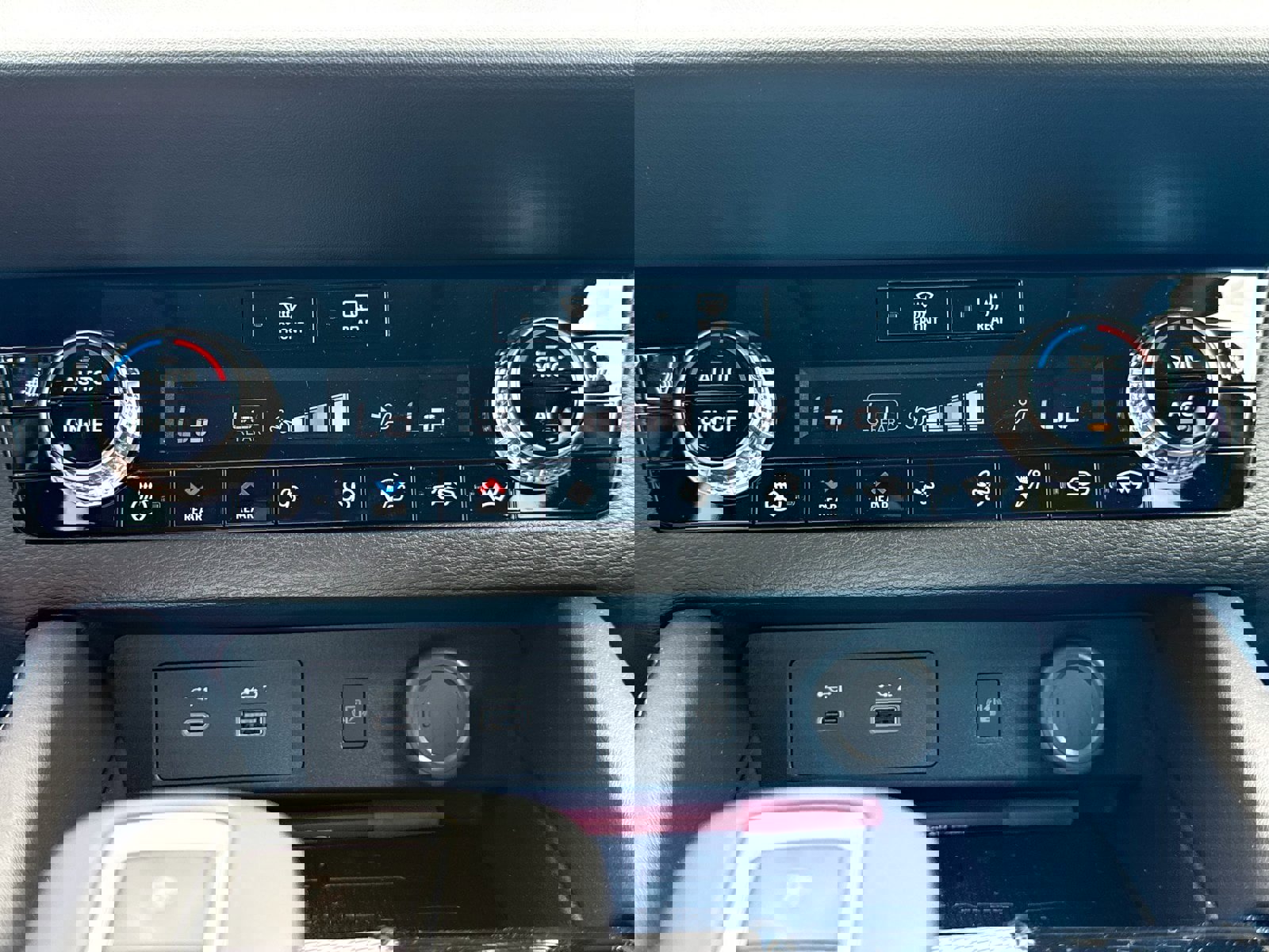 New 2025 Mitsubishi Outlander SEL image 35