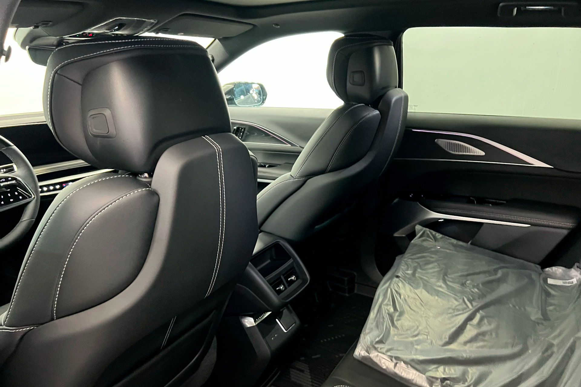New 2025 Cadillac Lyriq Sport w/ LPO, Floor Liner Package image 20