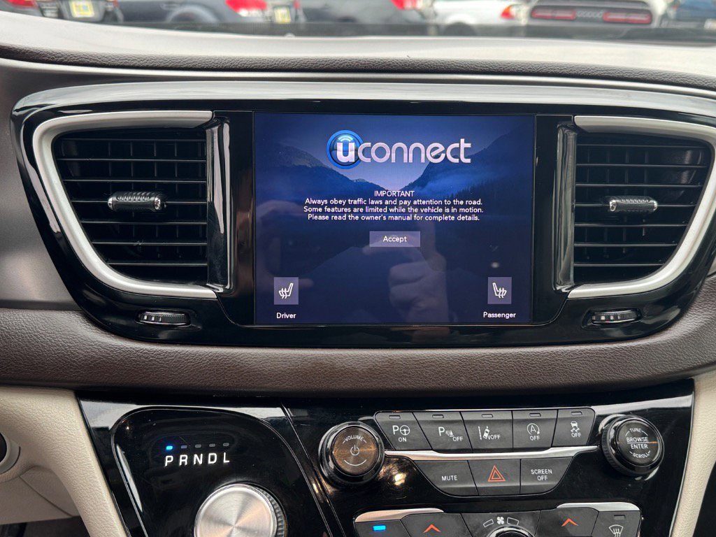 Used 2018 Chrysler Pacifica Touring-L w/ Advanced Safetytec Group FWD image 27