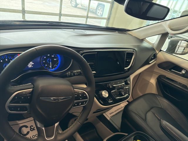 Used 2022 Chrysler Pacifica Touring-L FWD image 11