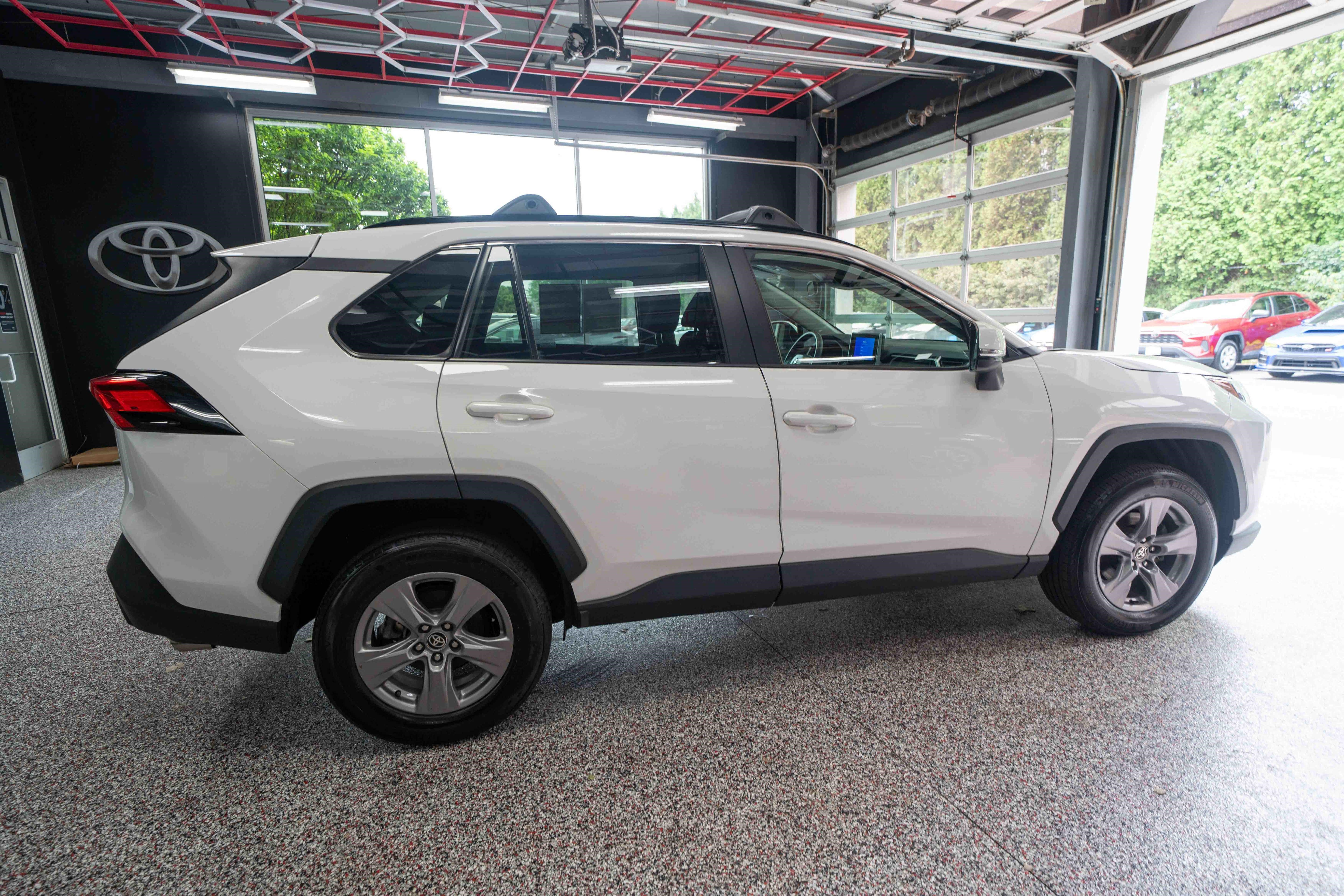 Used 2023 Toyota RAV4 XLE AWD/4WD image 4