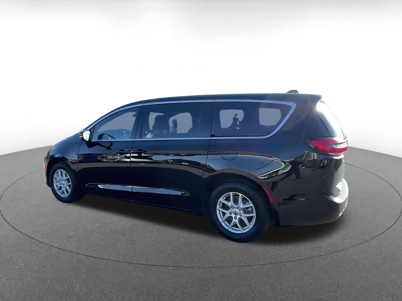 Used 2025 Chrysler Pacifica Select image 9