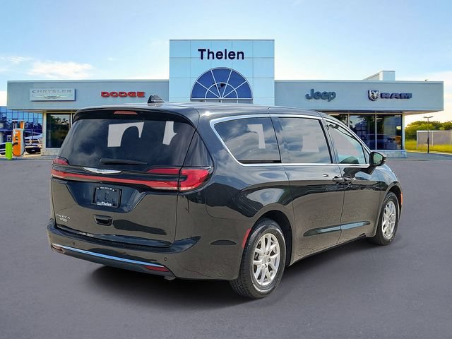 Used 2023 Chrysler Pacifica Touring-L FWD image 5