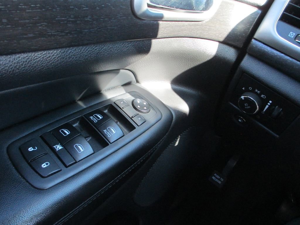 Used 2018 Jeep Grand Cherokee Altitude image 26