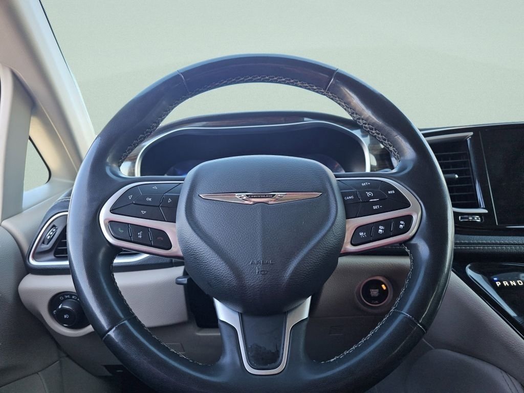 Used 2023 Chrysler Pacifica Limited AWD/4WD image 30