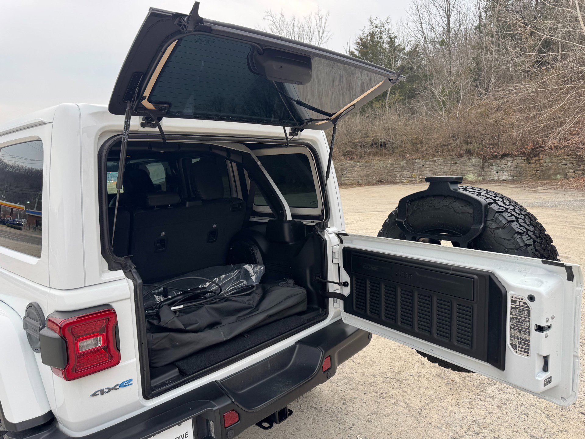 Used 2025 Jeep Wrangler Unlimited Rubicon 4xe image 31