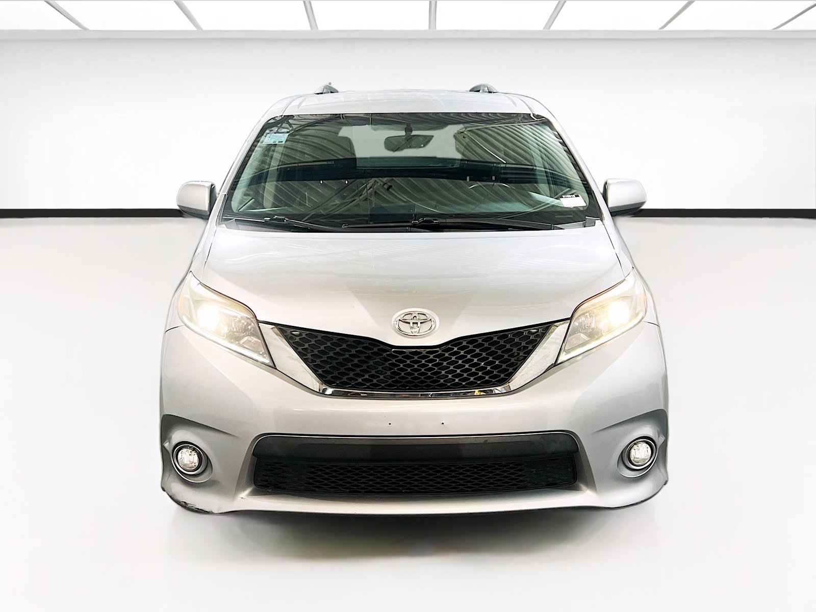 Used 2017 Toyota Sienna SE image 2