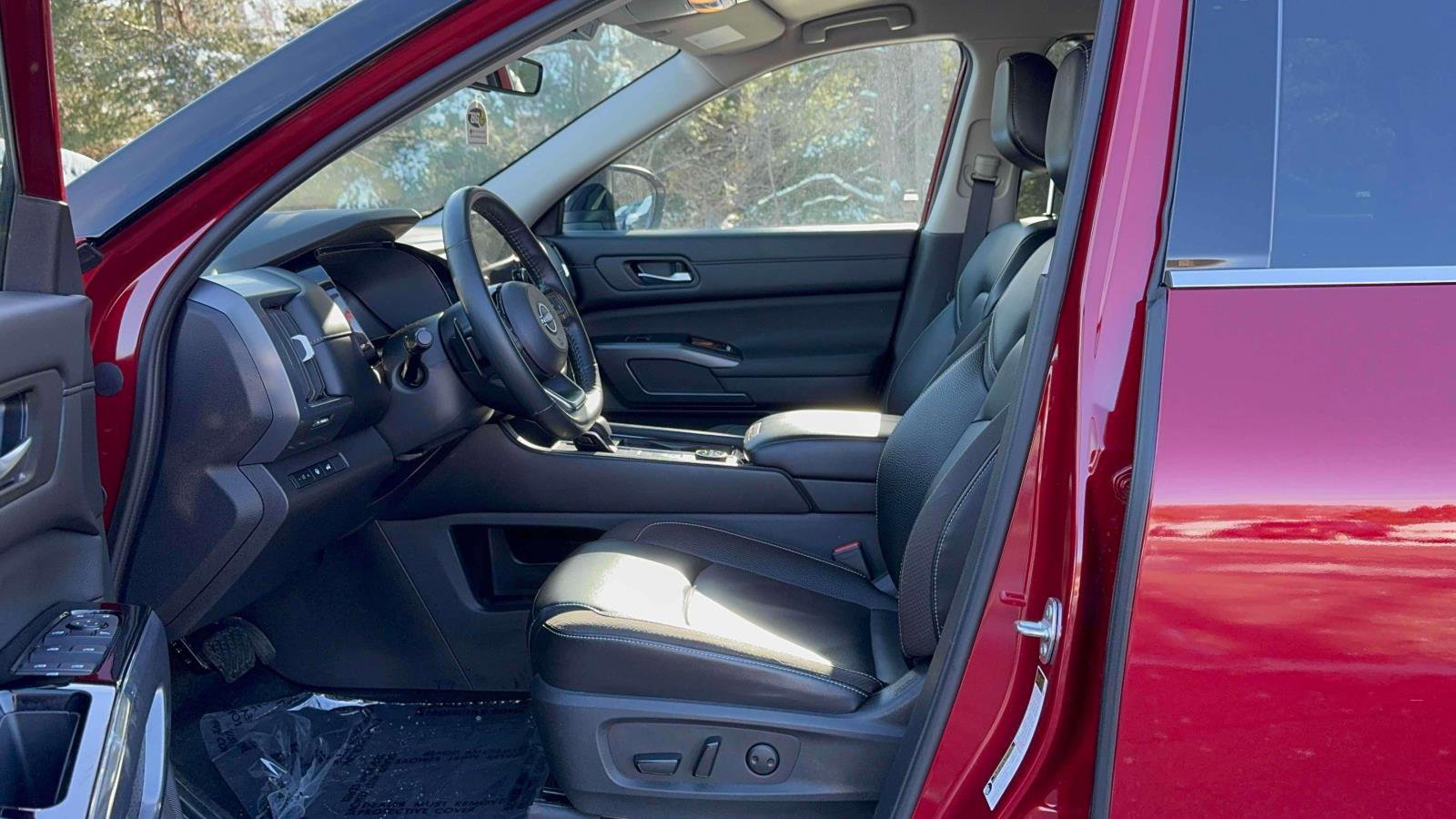 Used 2023 Nissan Pathfinder SL w/ Black Appearance Package AWD/4WD image 14