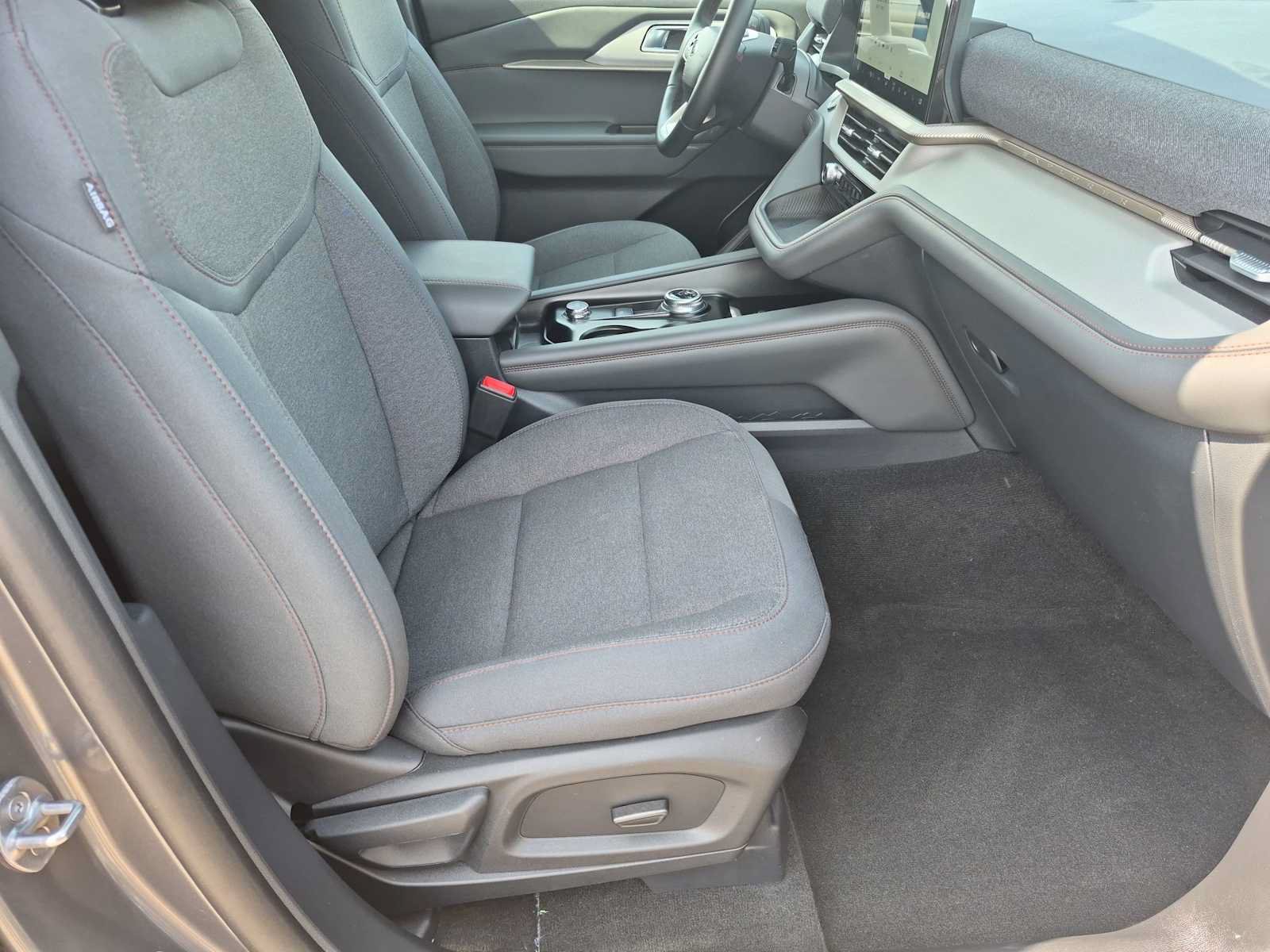 Used 2025 Ford Explorer Active AWD/4WD image 21