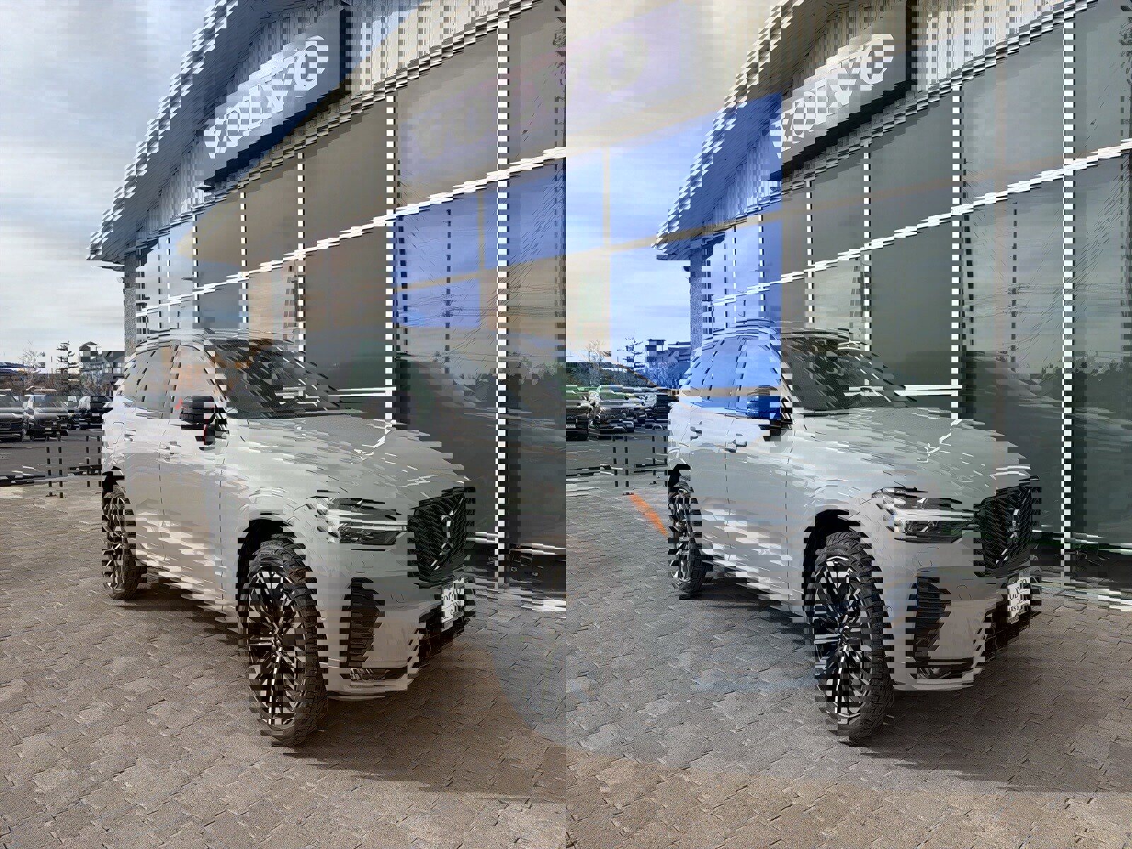 New 2026 Volvo XC60 B5 Ultra w/ Climate Package