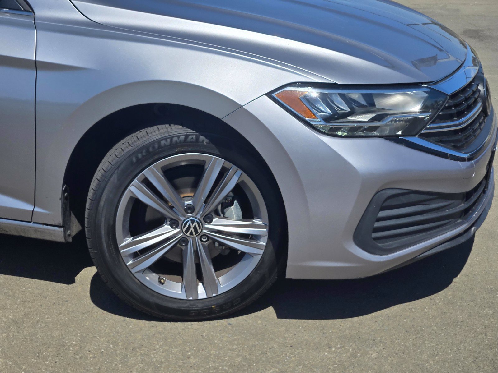 Used 2024 Volkswagen Jetta SE FWD image 9