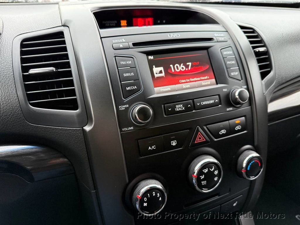 Used 2013 Kia Sorento LX w/ Convenience Pkg image 16