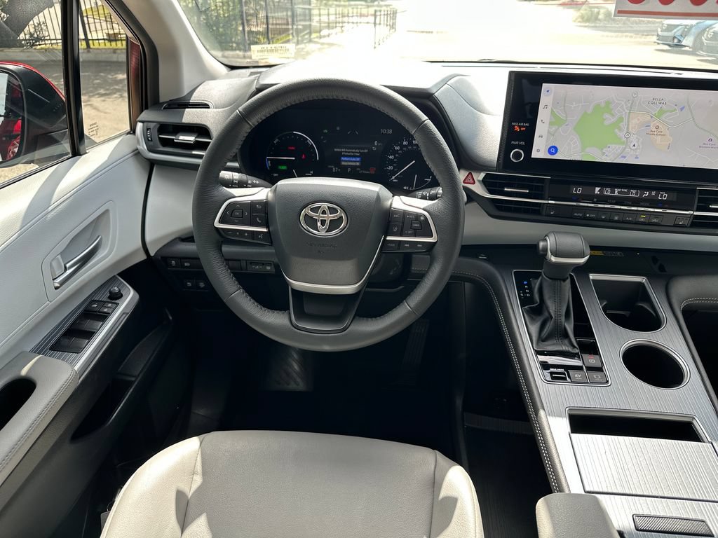 Used 2025 Toyota Sienna XLE FWD image 35