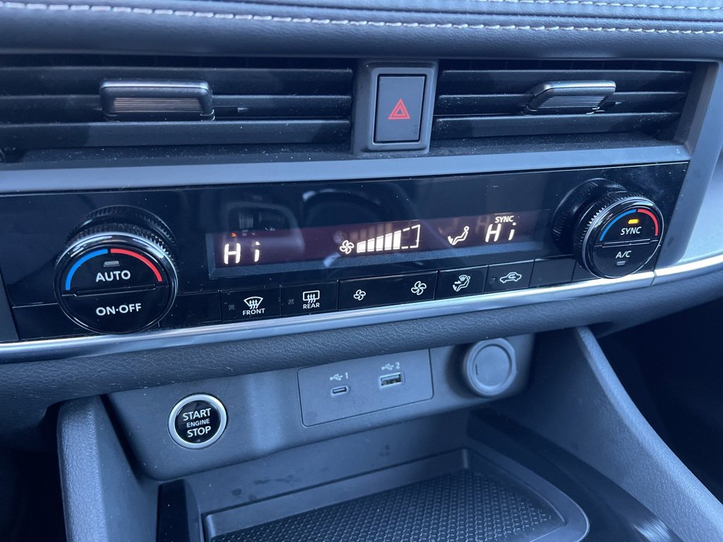 Used 2023 Nissan Rogue SV image 12