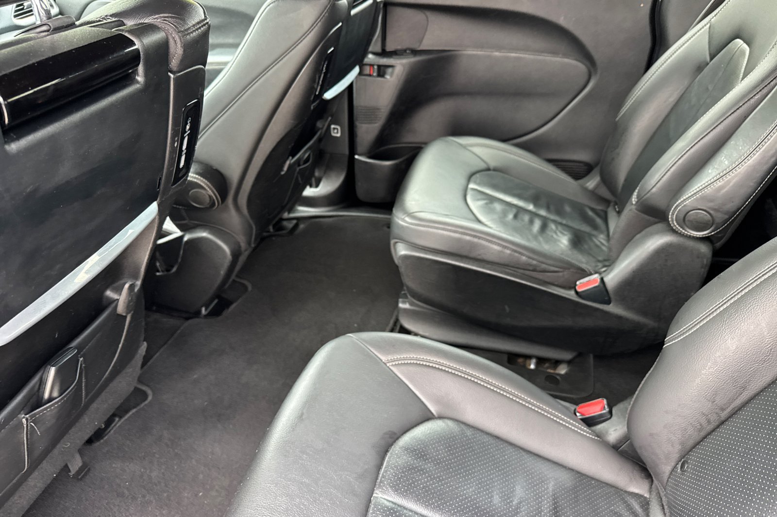 Used 2021 Chrysler Pacifica Touring-L w/ Uconnect Theater Family Group FWD image 12