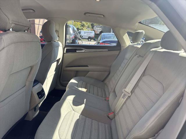 Used 2019 Ford Fusion SE FWD image 11
