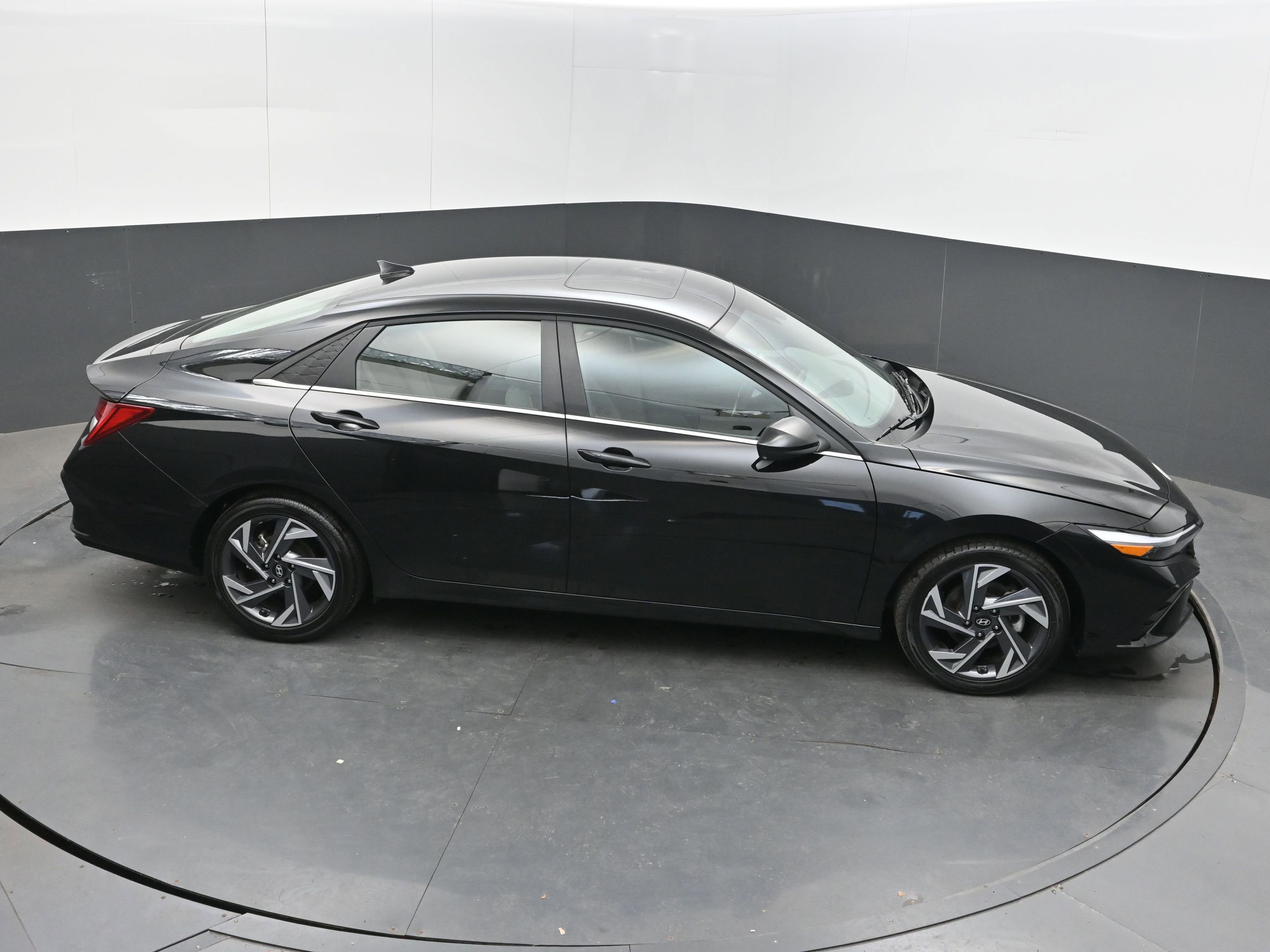 Used 2025 Hyundai Elantra SEL image 39