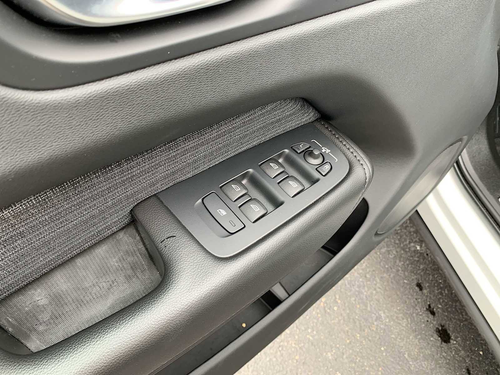 Used 2023 Volvo XC60 B5 Core image 23