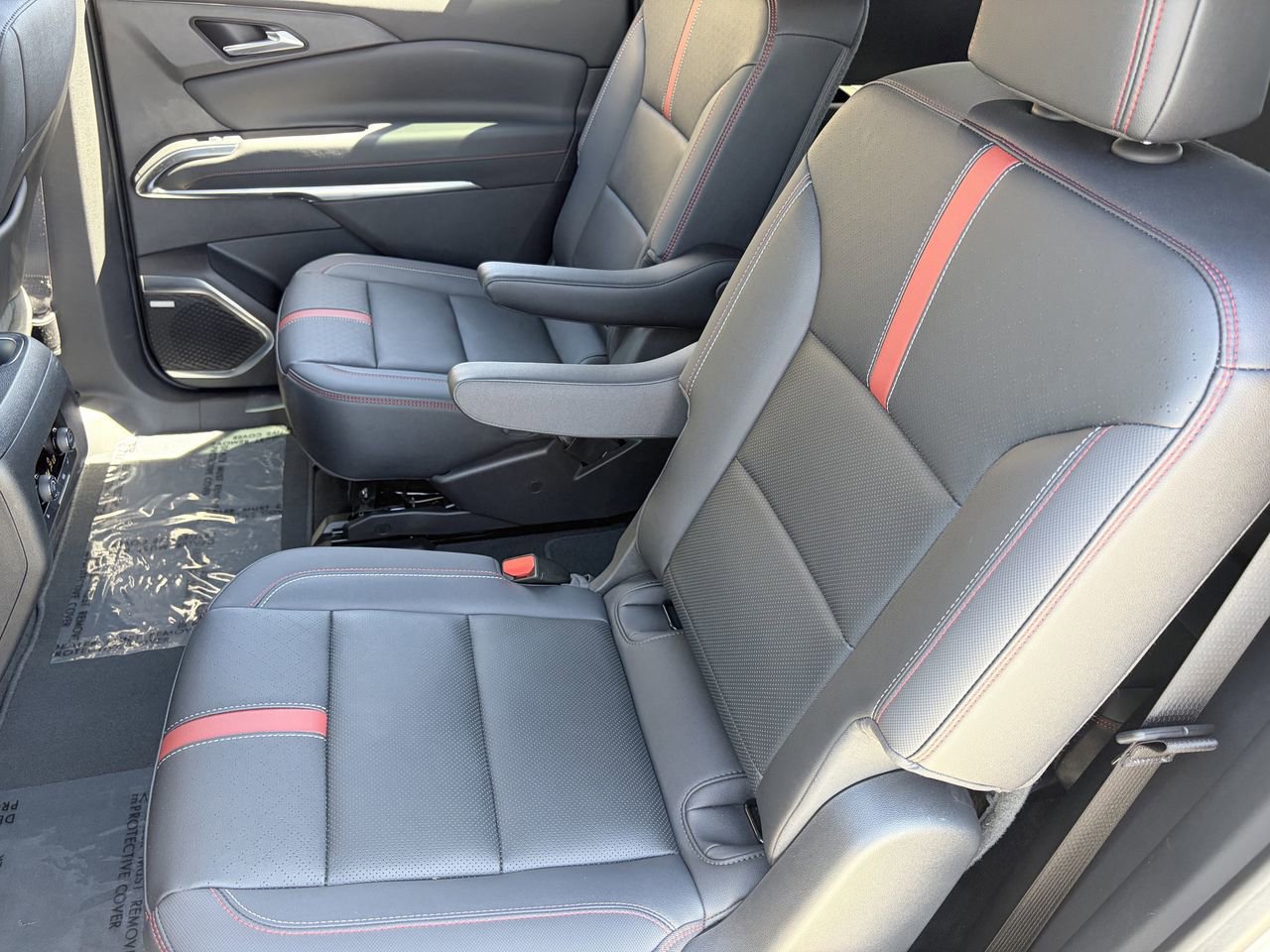 Used 2025 Chevrolet Traverse RS FWD image 17