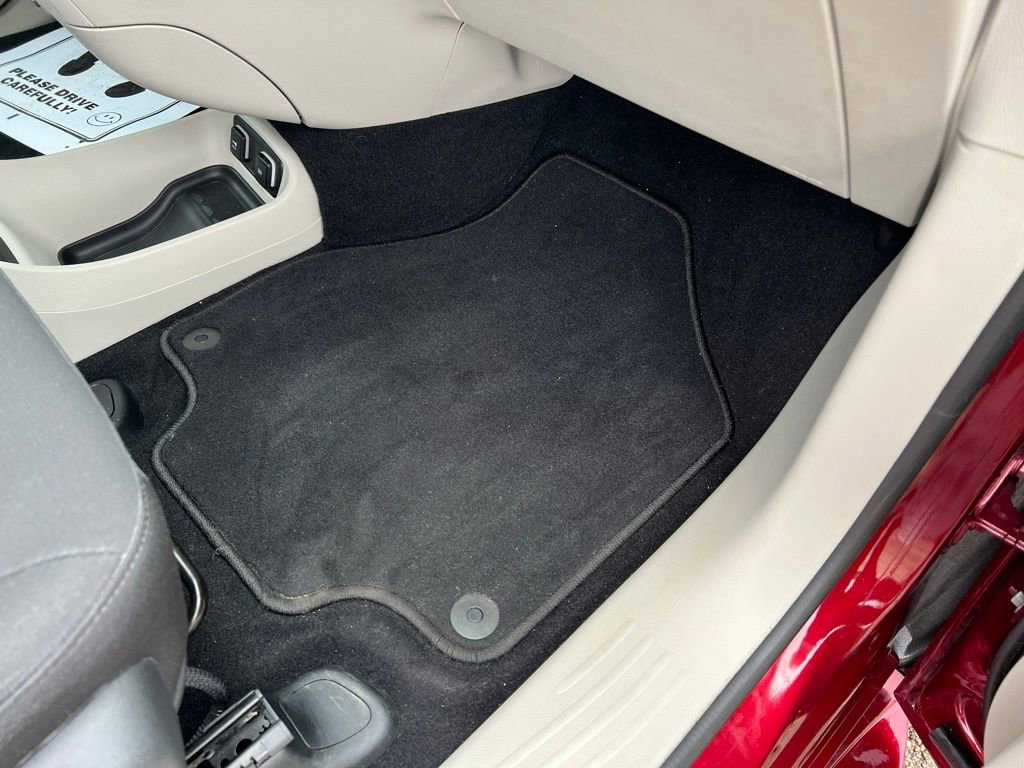 Used 2020 Chrysler Pacifica Touring w/ Tire & Wheel Group FWD image 12