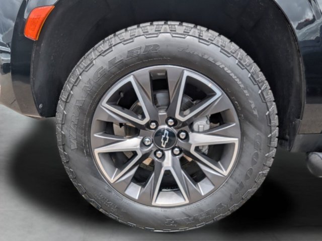 Used 2023 Chevrolet Suburban Z71 w/ Luxury Package AWD/4WD image 8