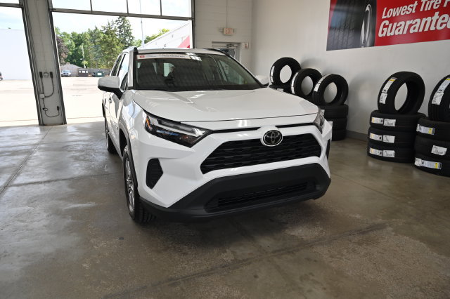 Used 2022 Toyota RAV4 XLE AWD/4WD image 3