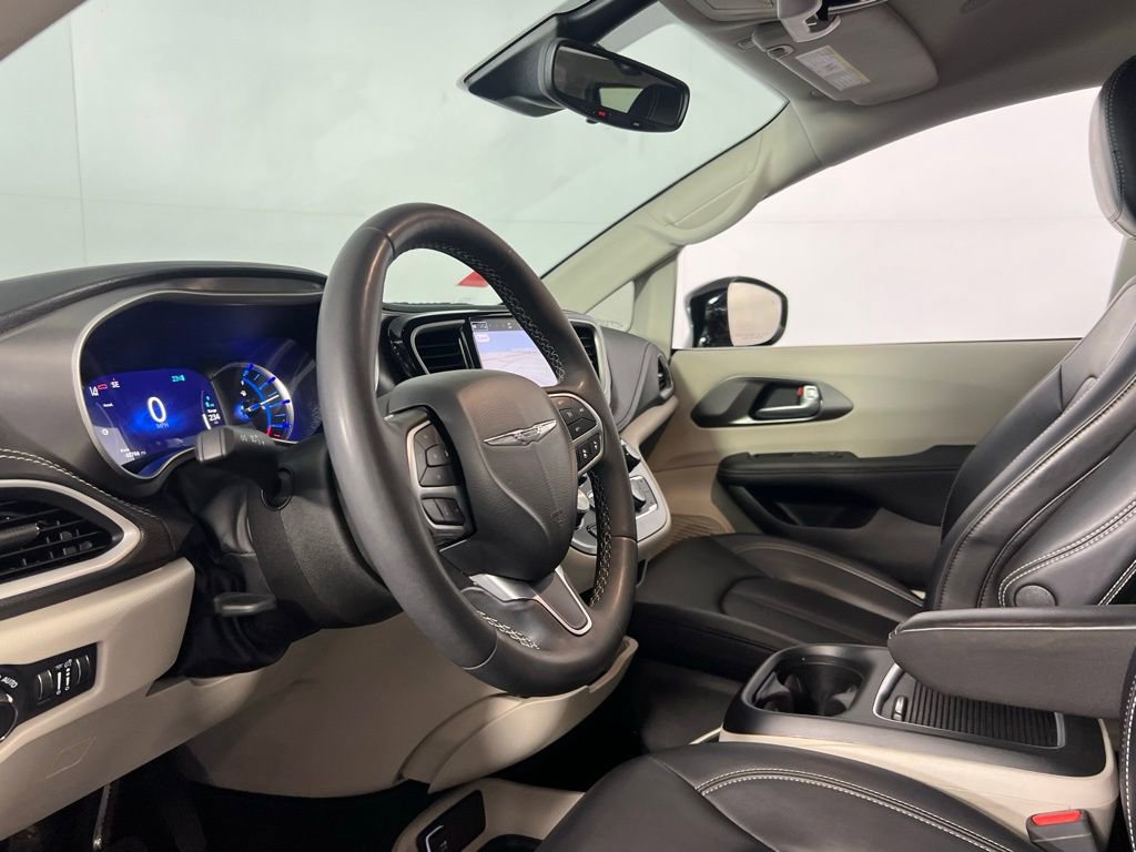 Used 2024 Chrysler Pacifica Select image 24