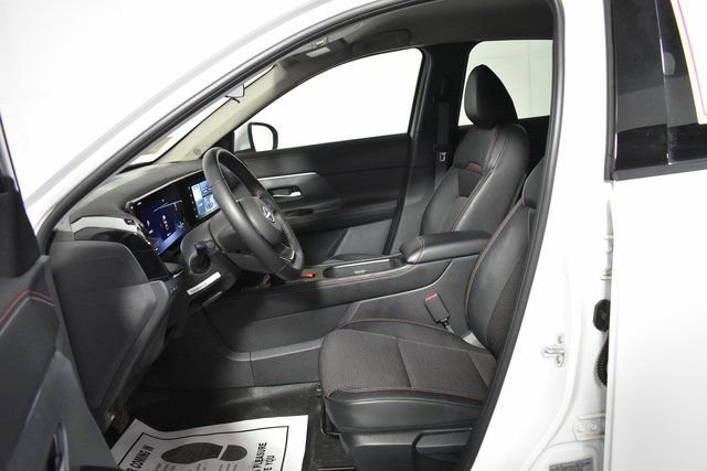 Certified 2025 Nissan Kicks SR image 11