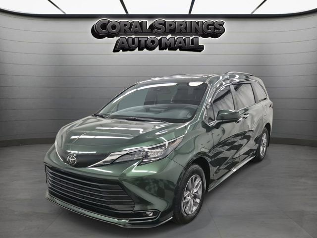 Used 2026 Toyota Sienna XLE image 3