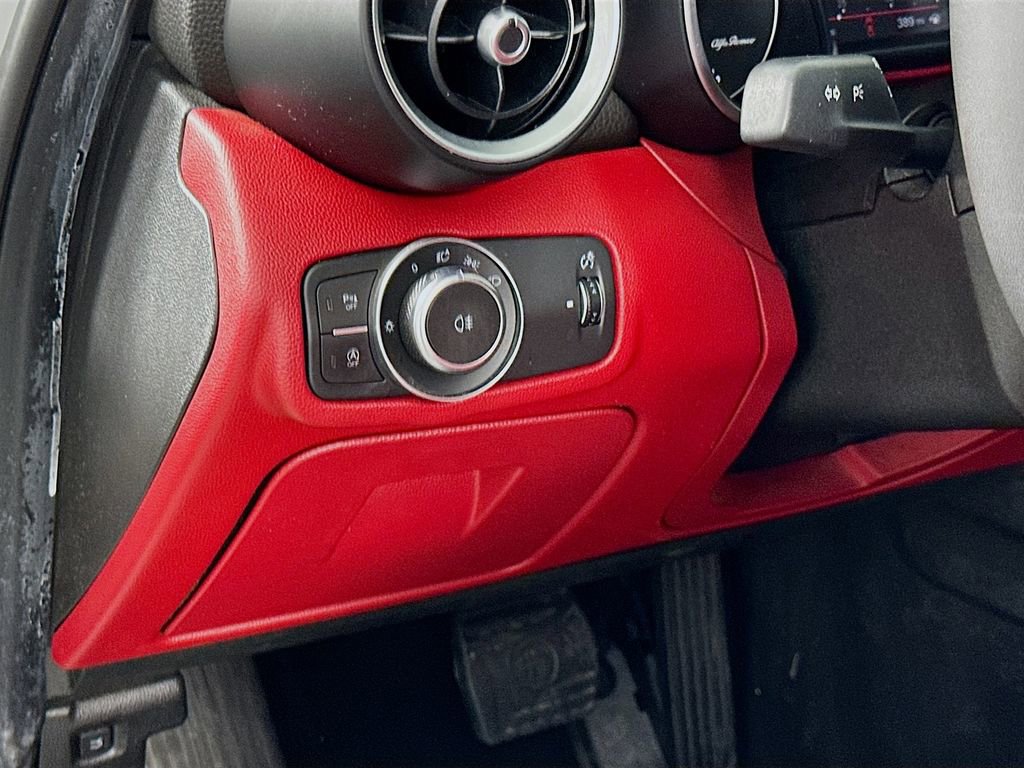 Used 2019 Alfa Romeo Giulia image 10