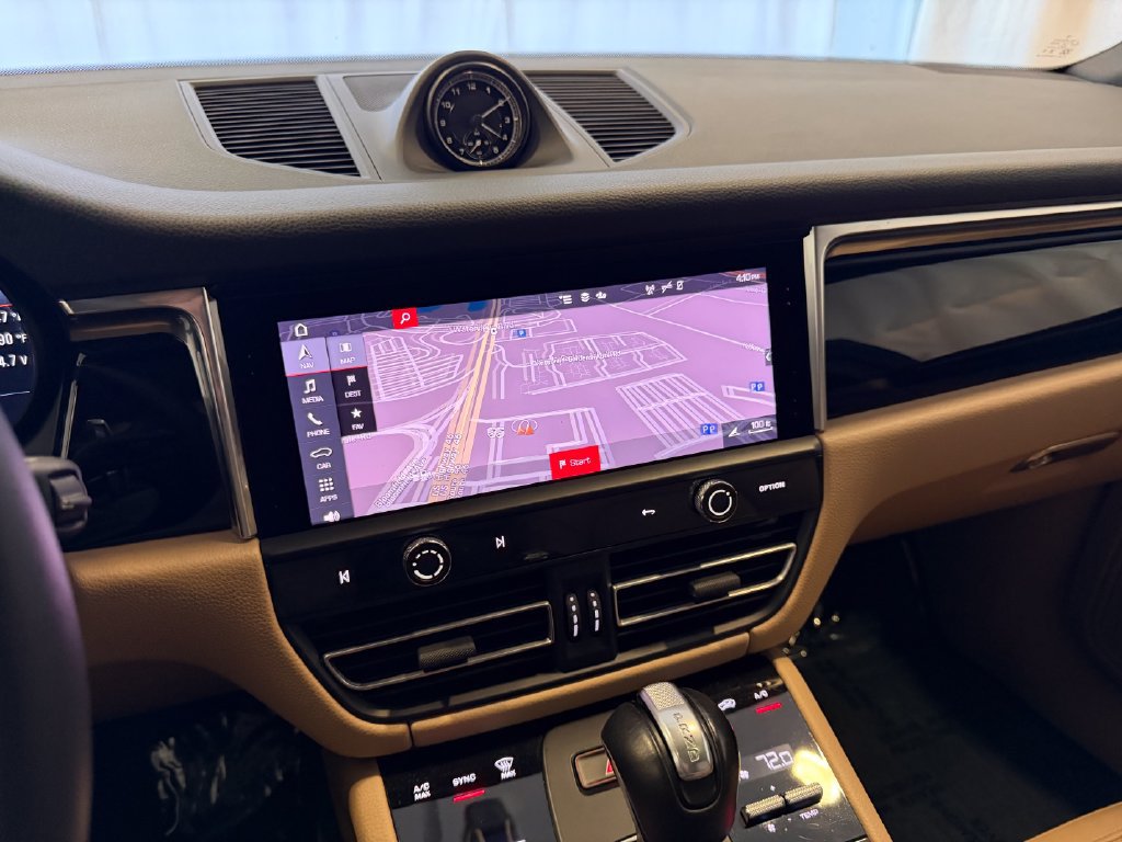 Certified 2024 Porsche Macan AWD/4WD image 23