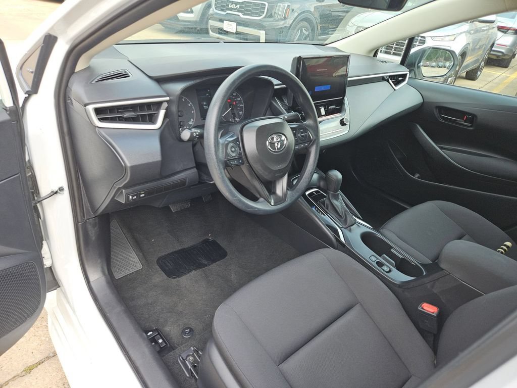 Used 2025 Toyota Corolla LE FWD image 13