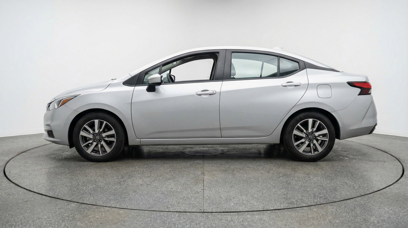 Used 2025 Nissan Versa SV image 5