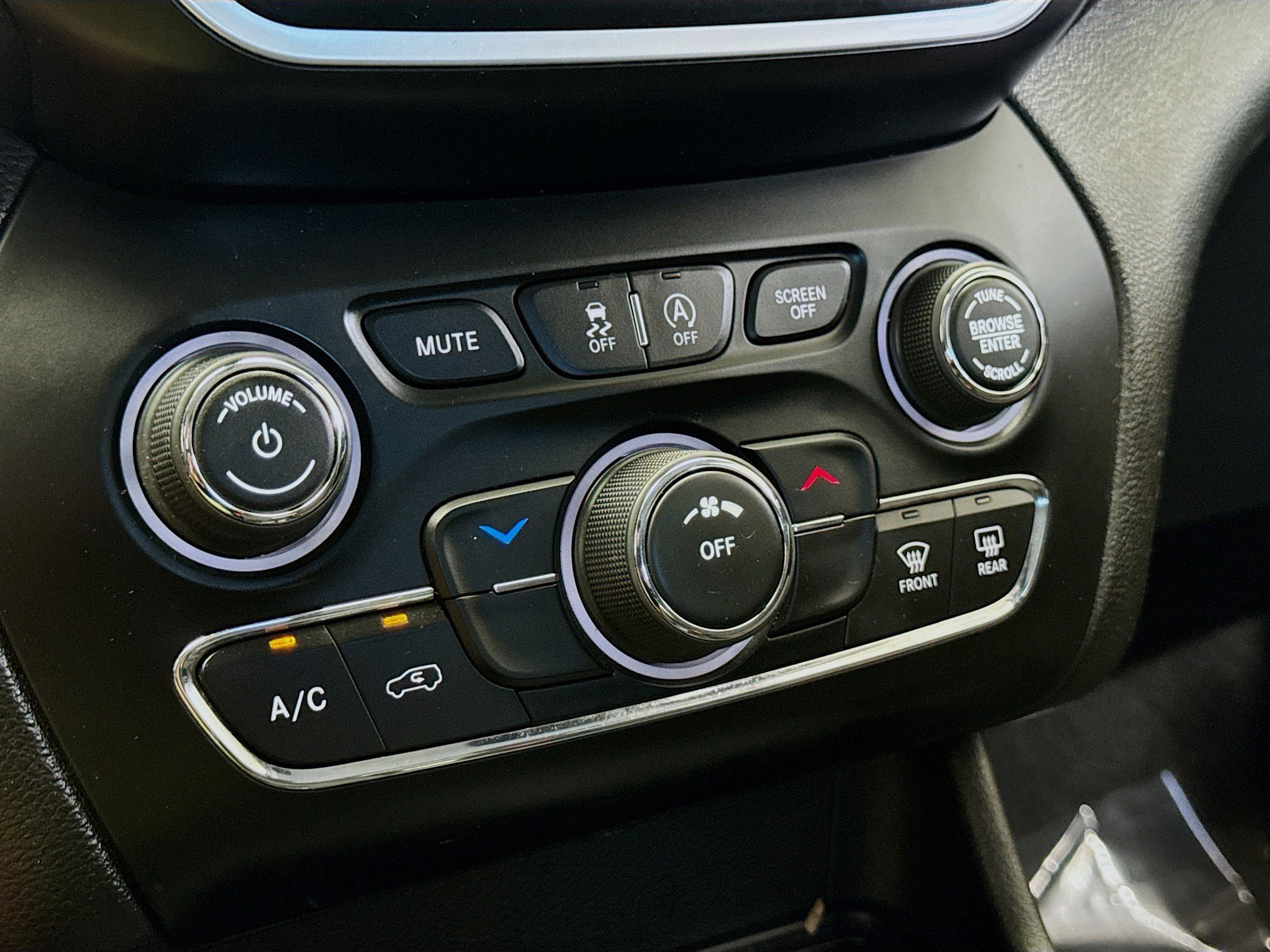 Used 2019 Jeep Cherokee Latitude w/ Popular Appearance Group image 11