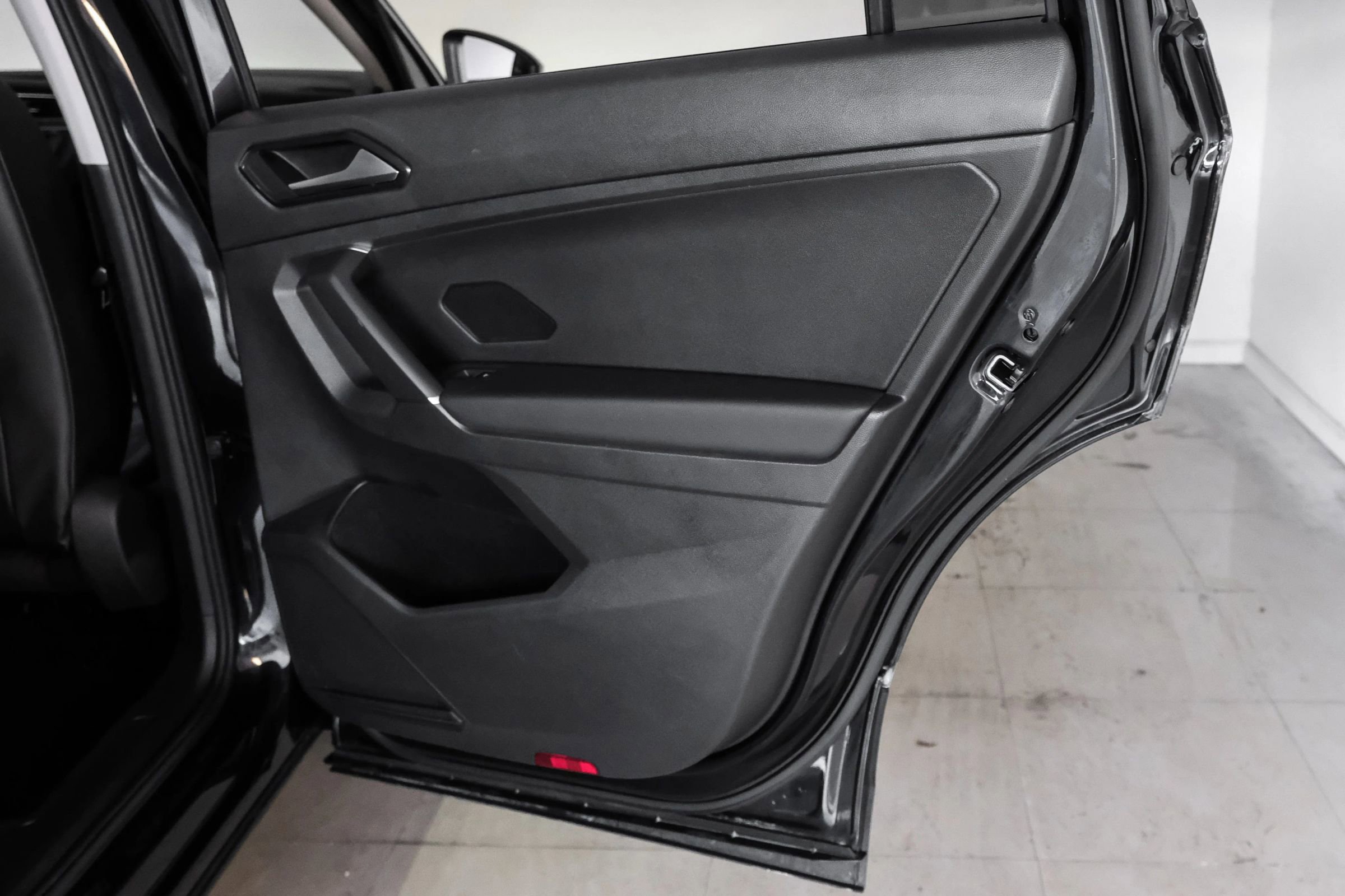 Used 2018 Volkswagen Tiguan SEL Premium image 39