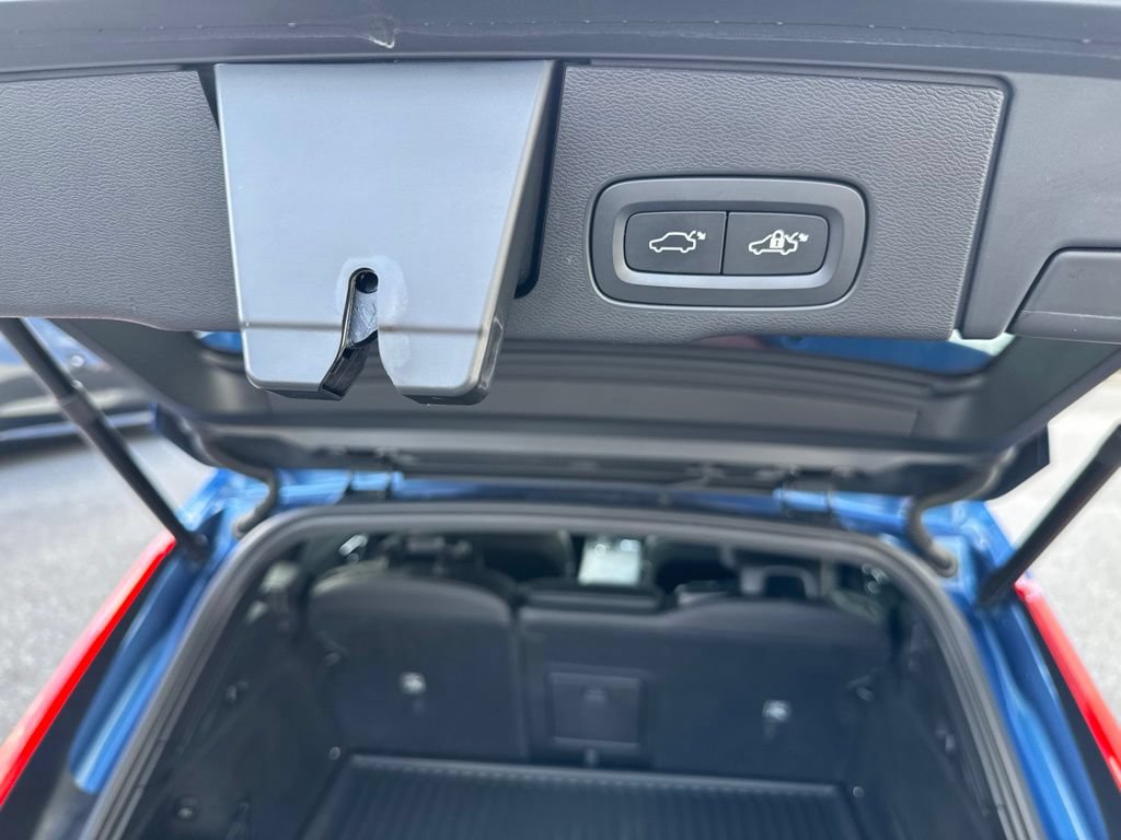 Used 2018 Volvo XC60 T6 R-Design w/ Convenience Package AWD/4WD image 12