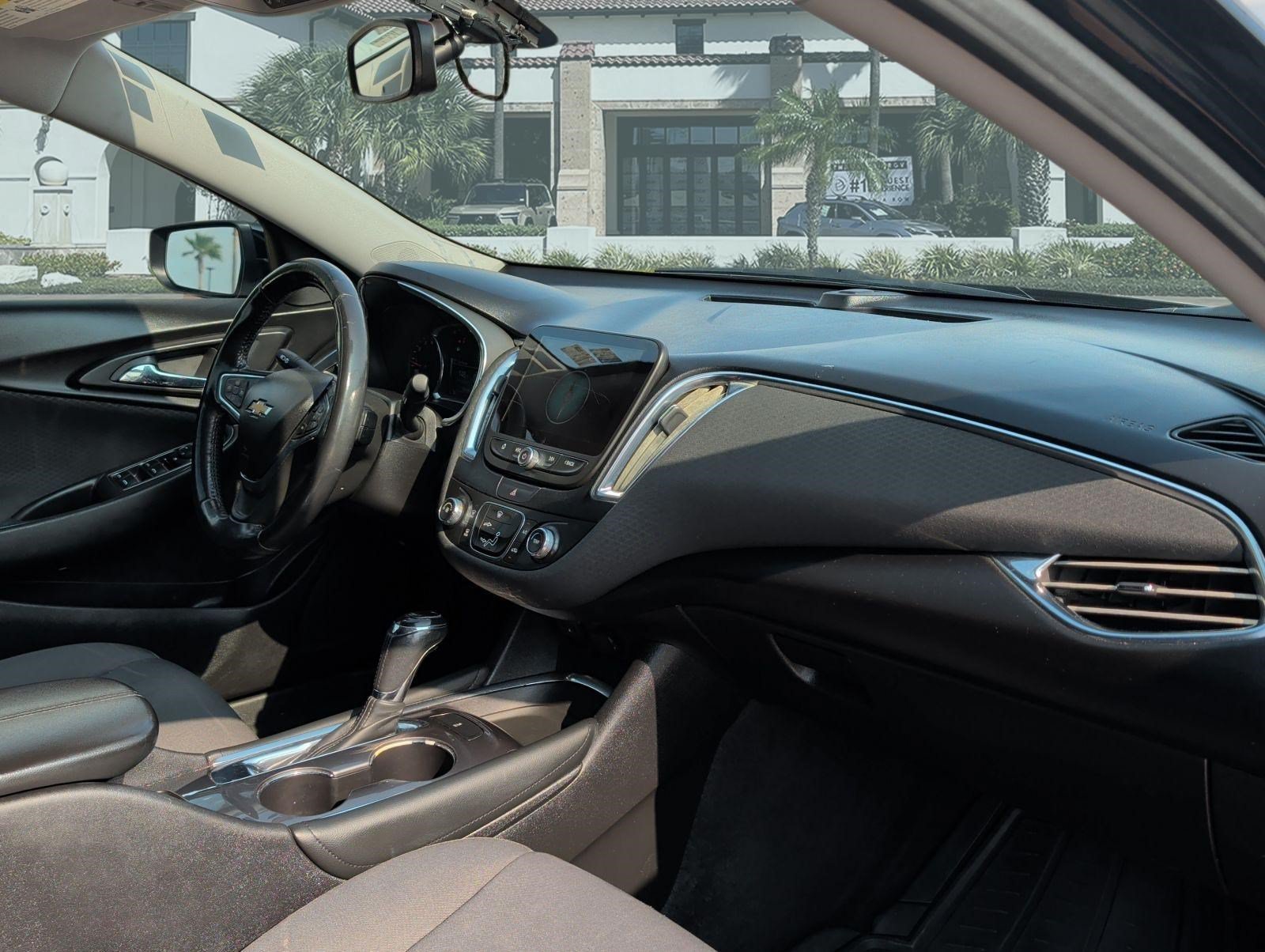 Used 2017 Chevrolet Malibu LT FWD image 28