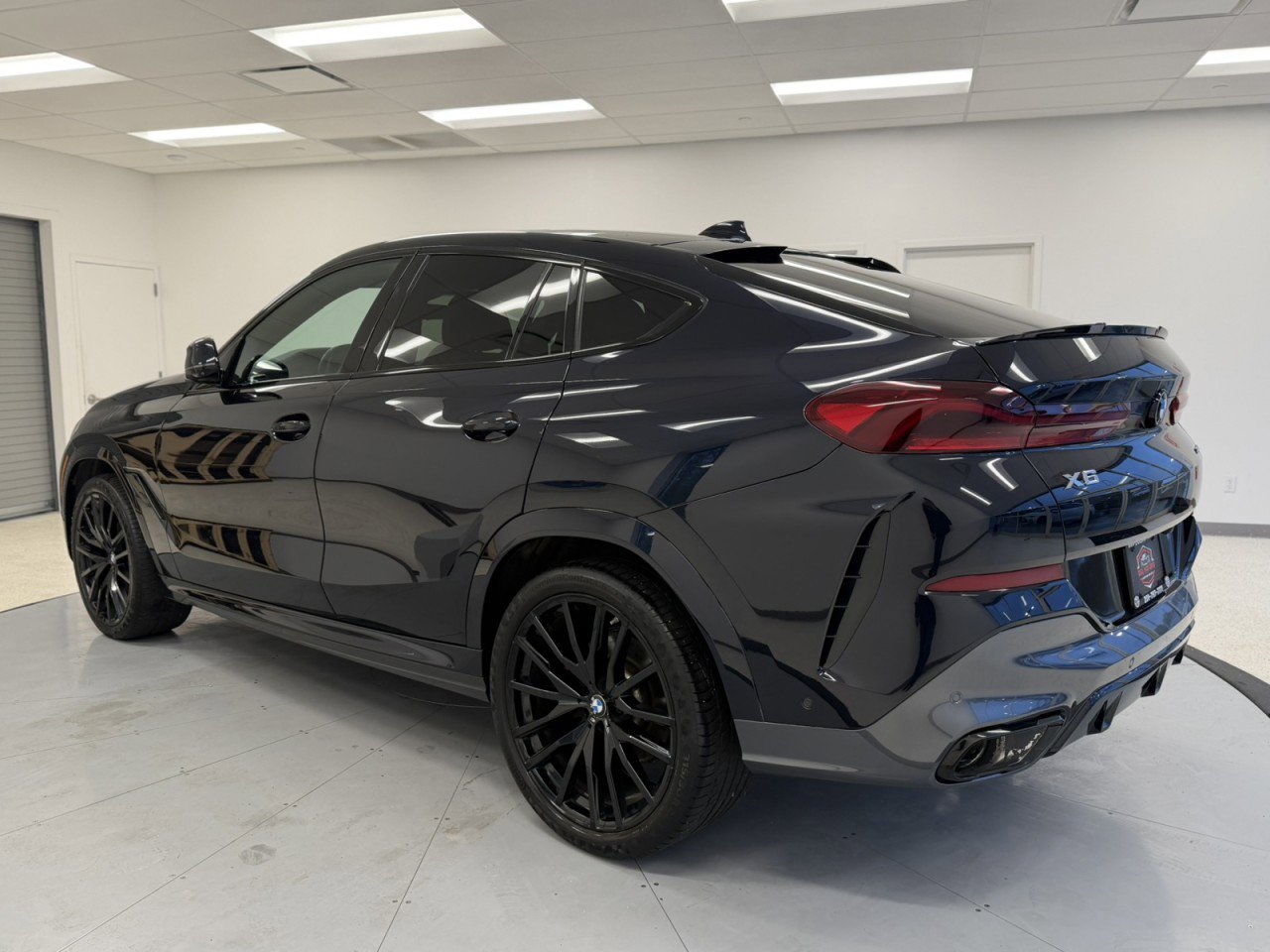 Used 2022 BMW X6 xDrive40i w/ Executive Package AWD/4WD image 5
