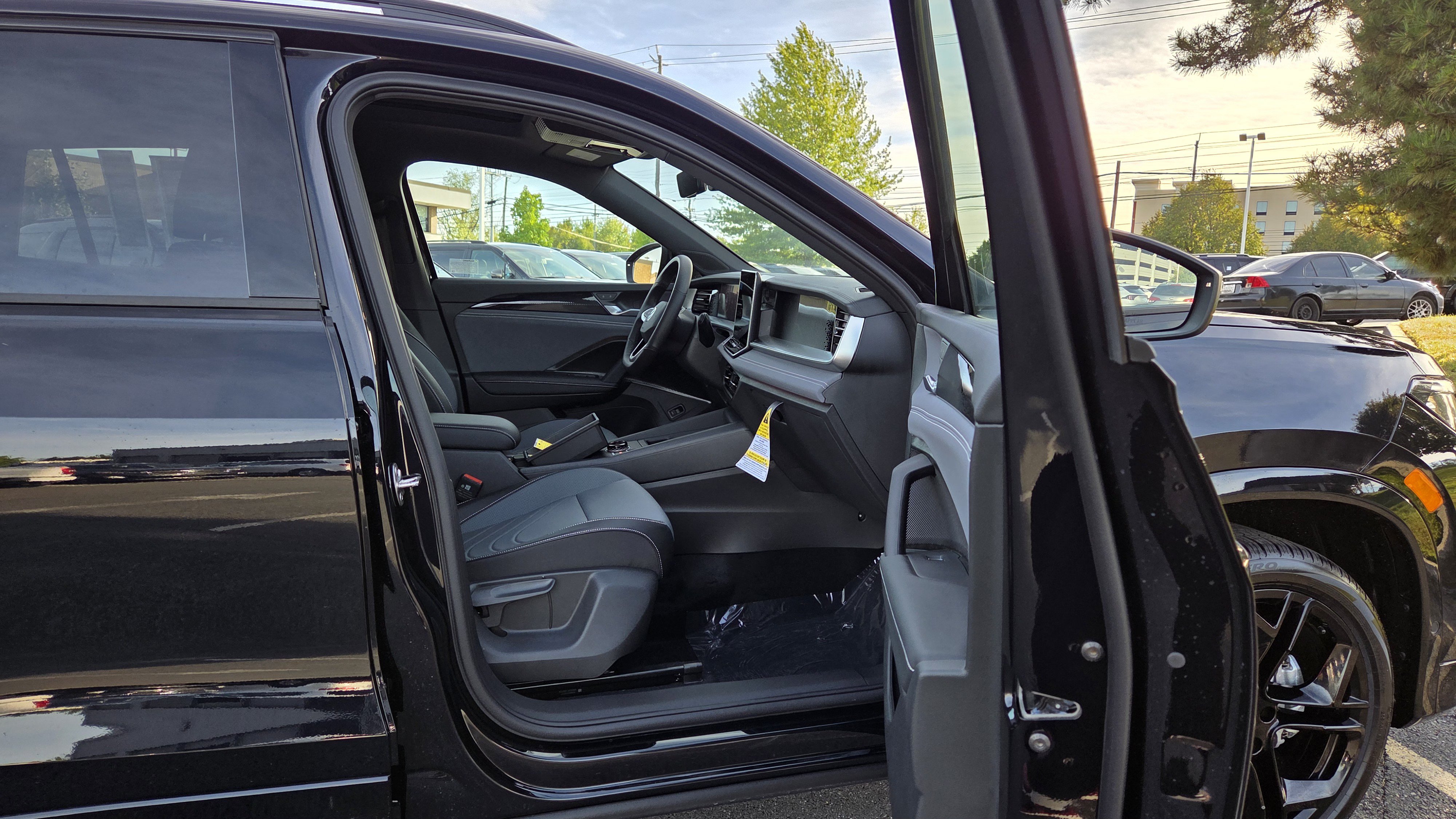New 2026 Volkswagen Tiguan SE R-Line AWD/4WD image 29